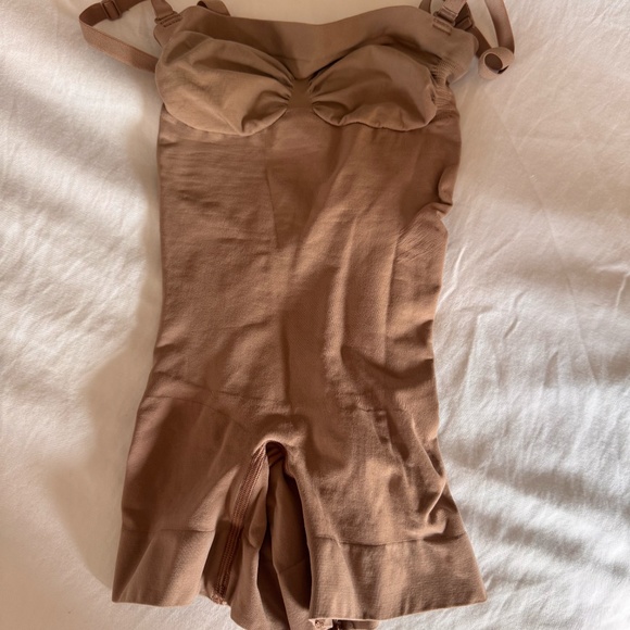 SKIMS Seamless Sculpt Strapless Shortie Shapewear XS Clay NWOT - Picture 3 of 14